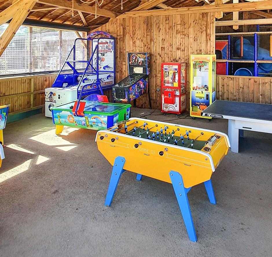 games room with billiards and table football - CAMPING*** Les Sirènes