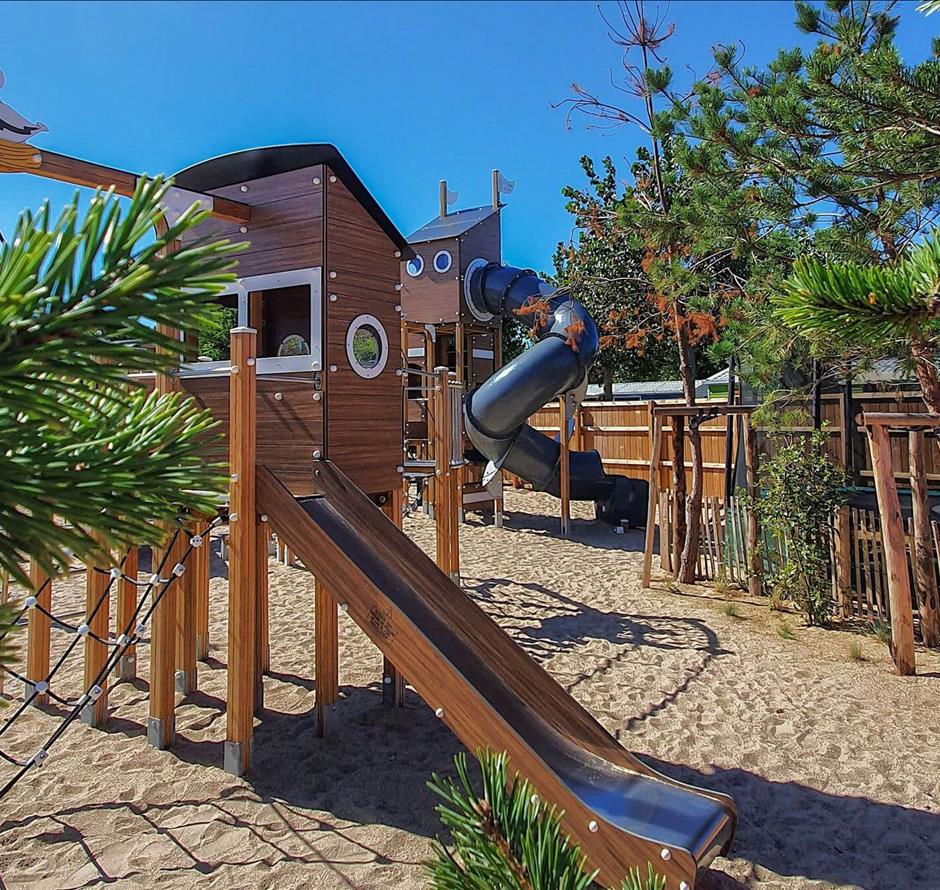 outdoor play area with slides - CAMPING*** Les Sirènes
