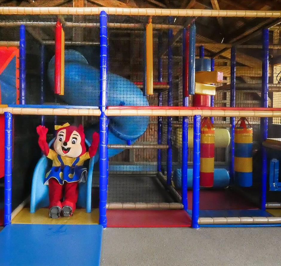 indoor play area with slides - CAMPING*** Les Sirènes