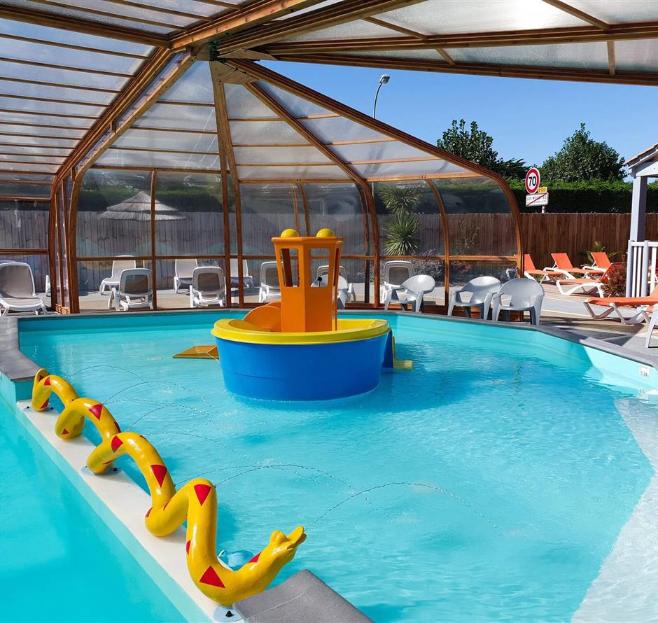 paddling pool in covered and heated swimming pool, st hilaire de riez campsite - CAMPING*** Les Sirènes