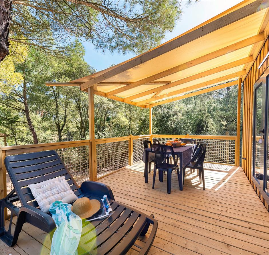 Outdoor terrace of the Cottage 6 people 3 flowers - CAMPING*** Les Sirènes