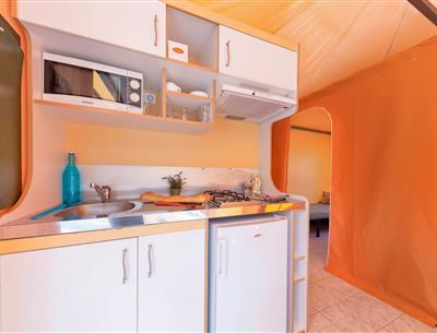 Kitchen of the furnished tent 5 people 2 bedrooms 2 flowers