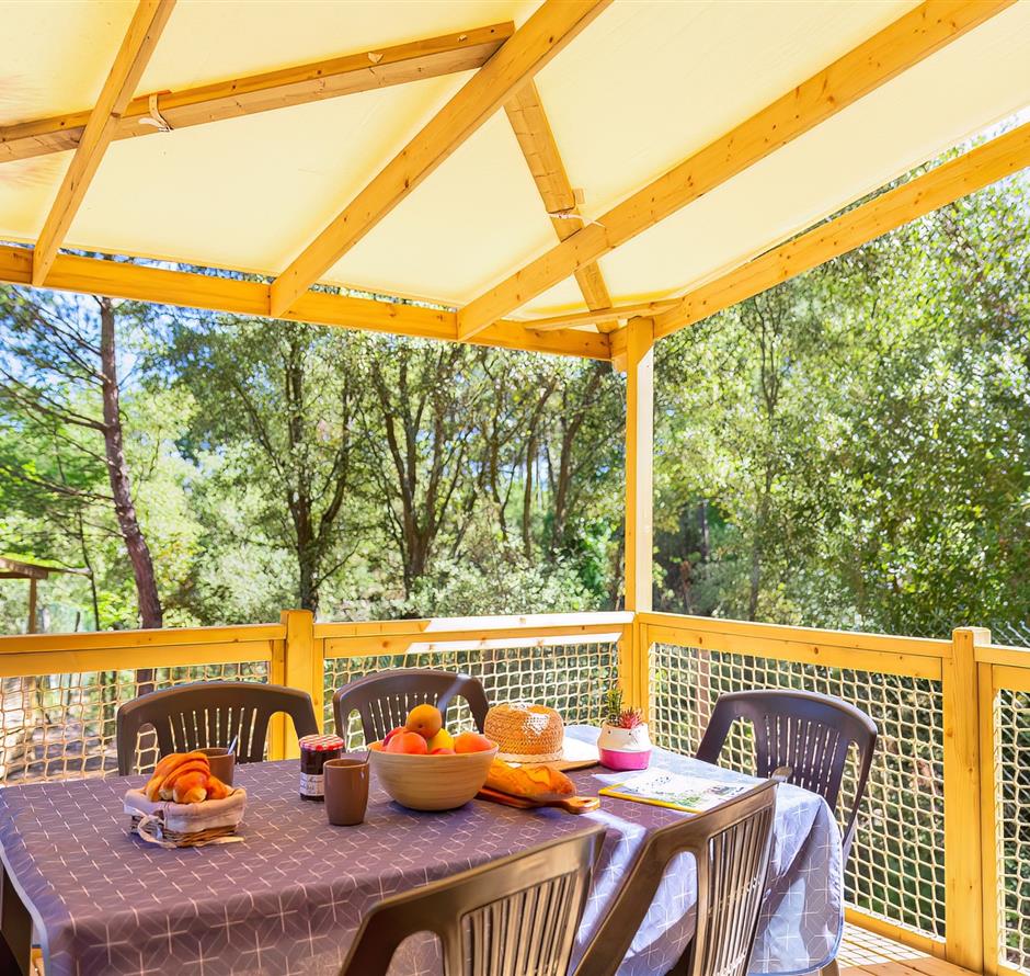 Outdoor terrace of the Cottage 6 people 3 flowers - CAMPING*** Les Sirènes