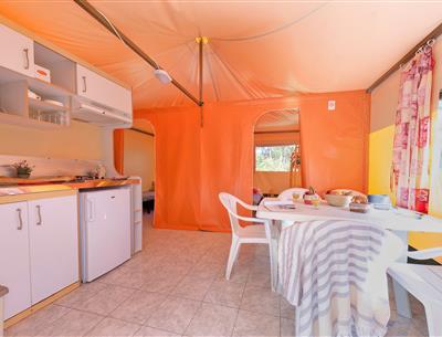 Living room and kitchen of the furnished tent for 5 people 2 bedrooms 2 flowers