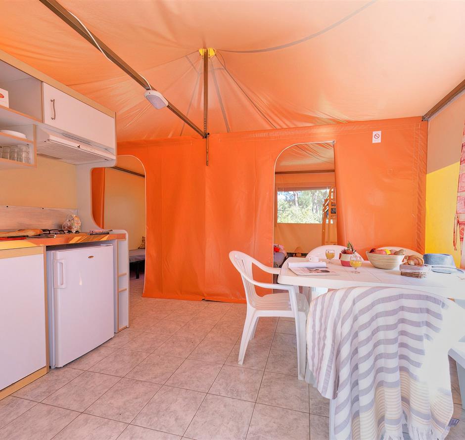 Living room and kitchen of the furnished tent for 5 people 2 bedrooms 2 flowers - CAMPING*** Les Sirènes
