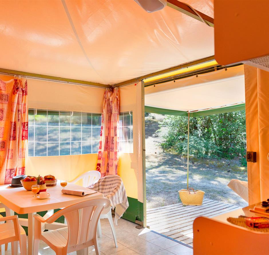 Living room and kitchen of the furnished tent for 5 people 2 bedrooms 2 flowers - CAMPING*** Les Sirènes